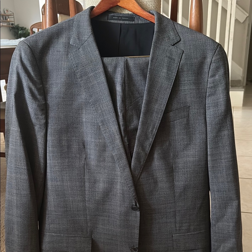 Hugo Boss Gray Wool Suit with Subtle Pattern